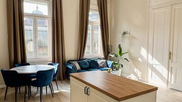 Apartemen, 3 kamar tidur, akses difabel | Ruang makan