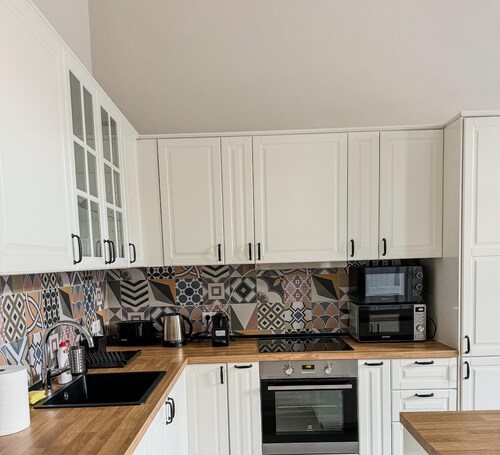 Luxury 3BR Apartment Near Basilica & Parliament