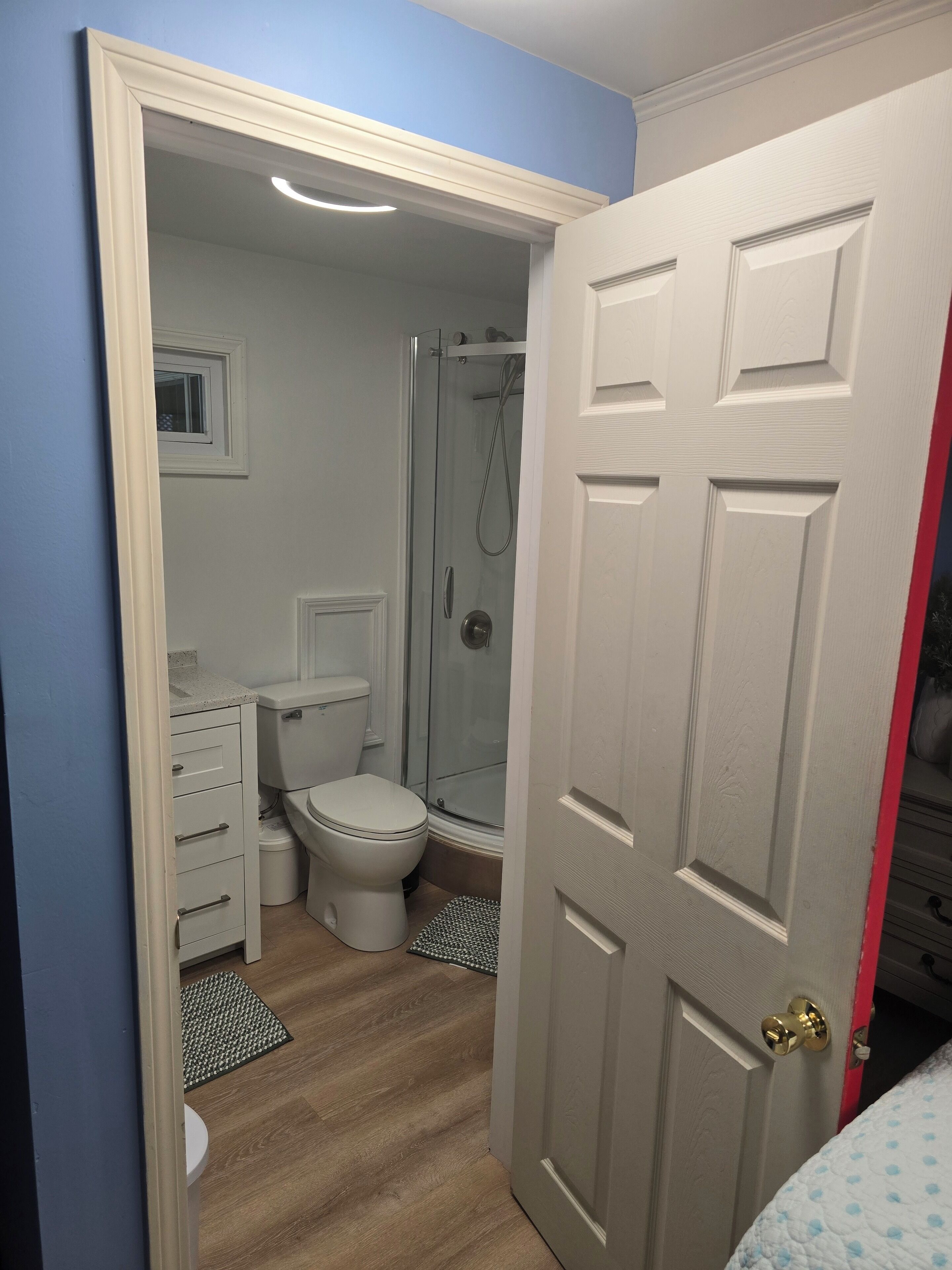 Hårføner, håndklær og toalettpapir