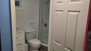 Secadora de cabello, toallas, papel de baño