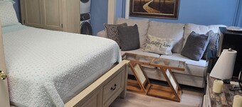 Charming studio in tranquil Falmouth with AC