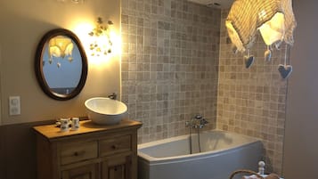 SĂšche-cheveux, serviettes fournies, savon, papier toilette