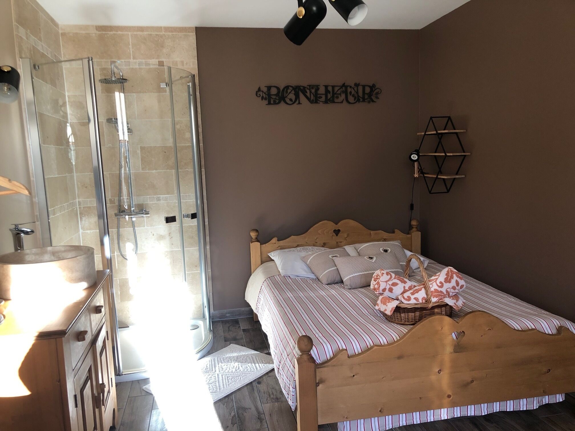 4 bedrooms, WiFi, bed sheets