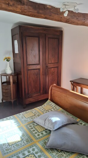 1 slaapkamer, een strijkplank/strijkijzer, wifi, beddengoed