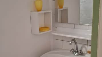 Suihku, hiustenkuivaaja, pyyhkeet