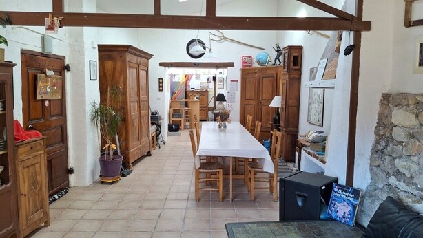 Un intérieur rustique avec des meubles en bois, une table à manger et un mur en pierre.