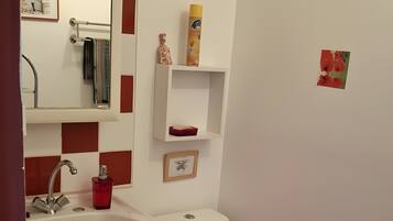 Douche, sĂšche-cheveux, serviettes fournies