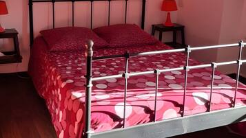 1 habitación, tabla de planchar con plancha, wifi y ropa de cama