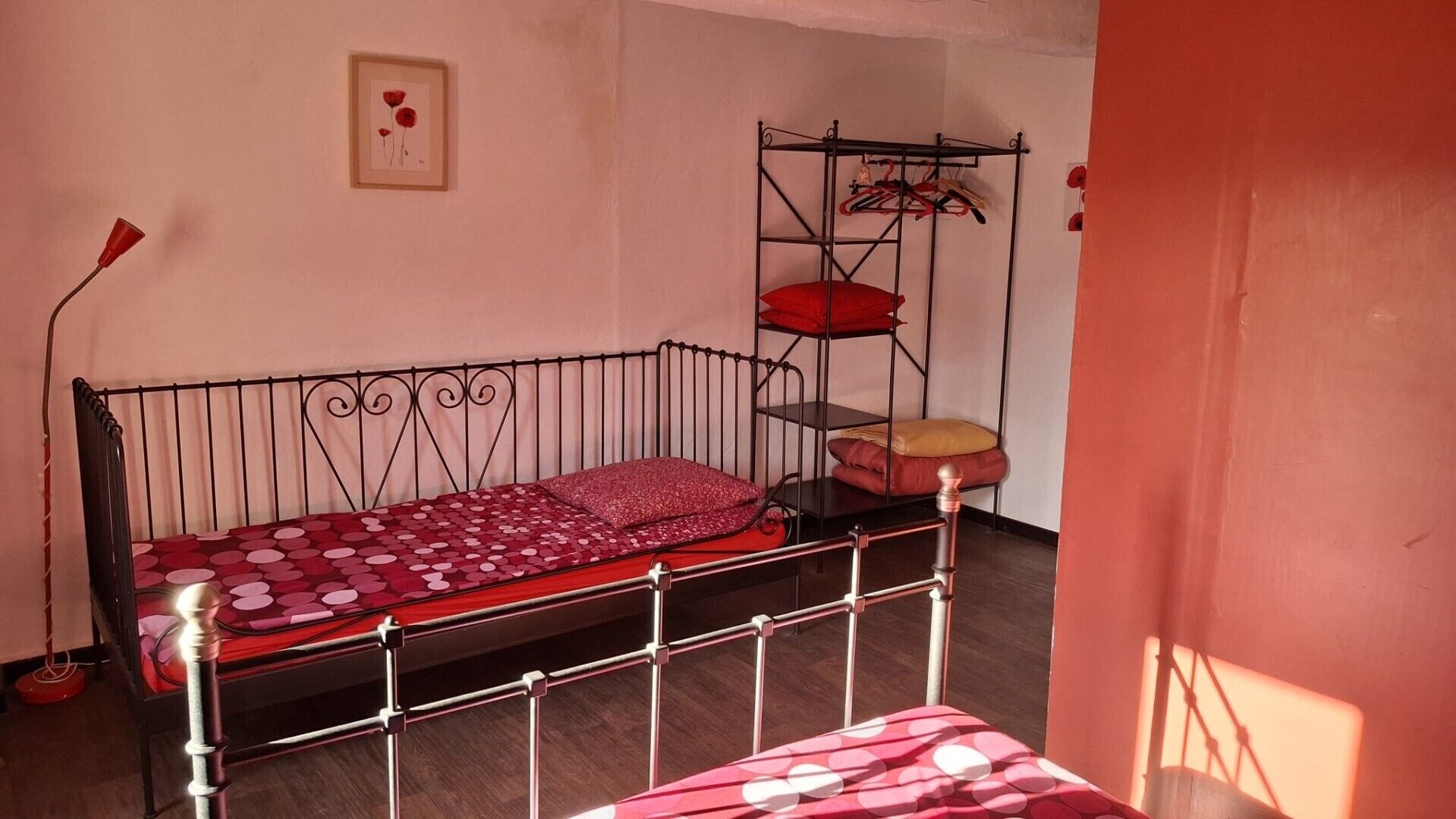 1 habitación, tabla de planchar con plancha, wifi y ropa de cama 