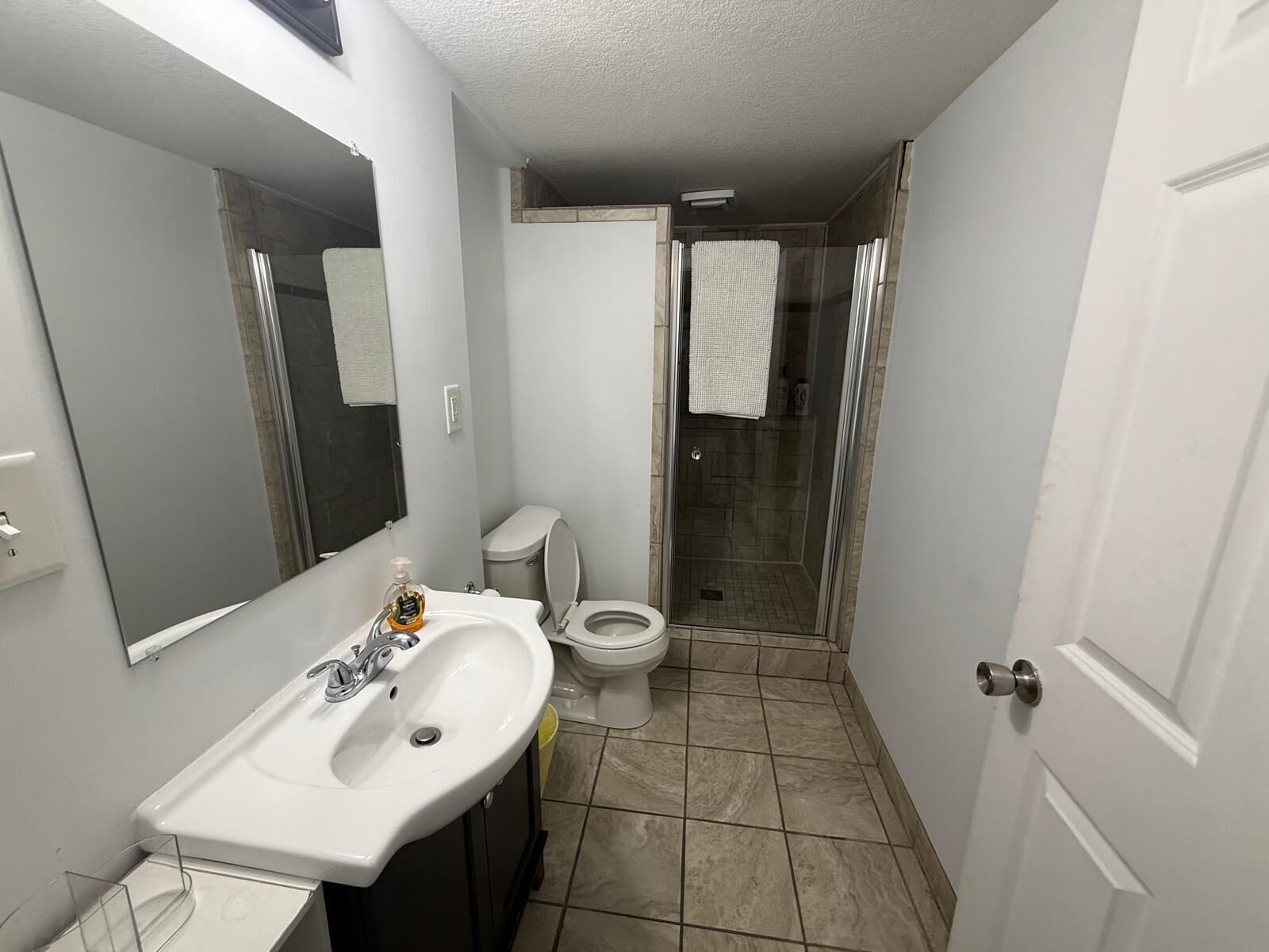 Douche, sèche-cheveux, serviettes fournies, savon