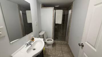 Douche, sĂšche-cheveux, serviettes fournies, savon