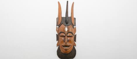 Een houten masker met hoorns en een middellijn.