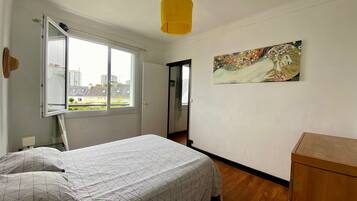 1 bedroom, bed sheets