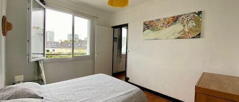 1 bedroom, bed sheets