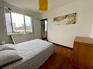 1 bedroom, bed sheets