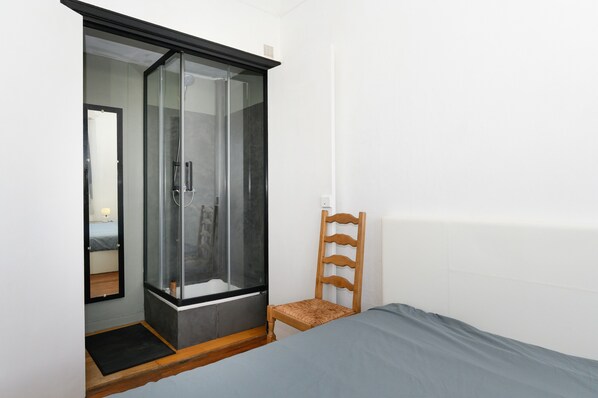 1 bedroom, bed sheets - Spacious T2 with Unobstructed View (Lorient)