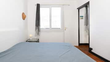 1 bedroom, bed sheets