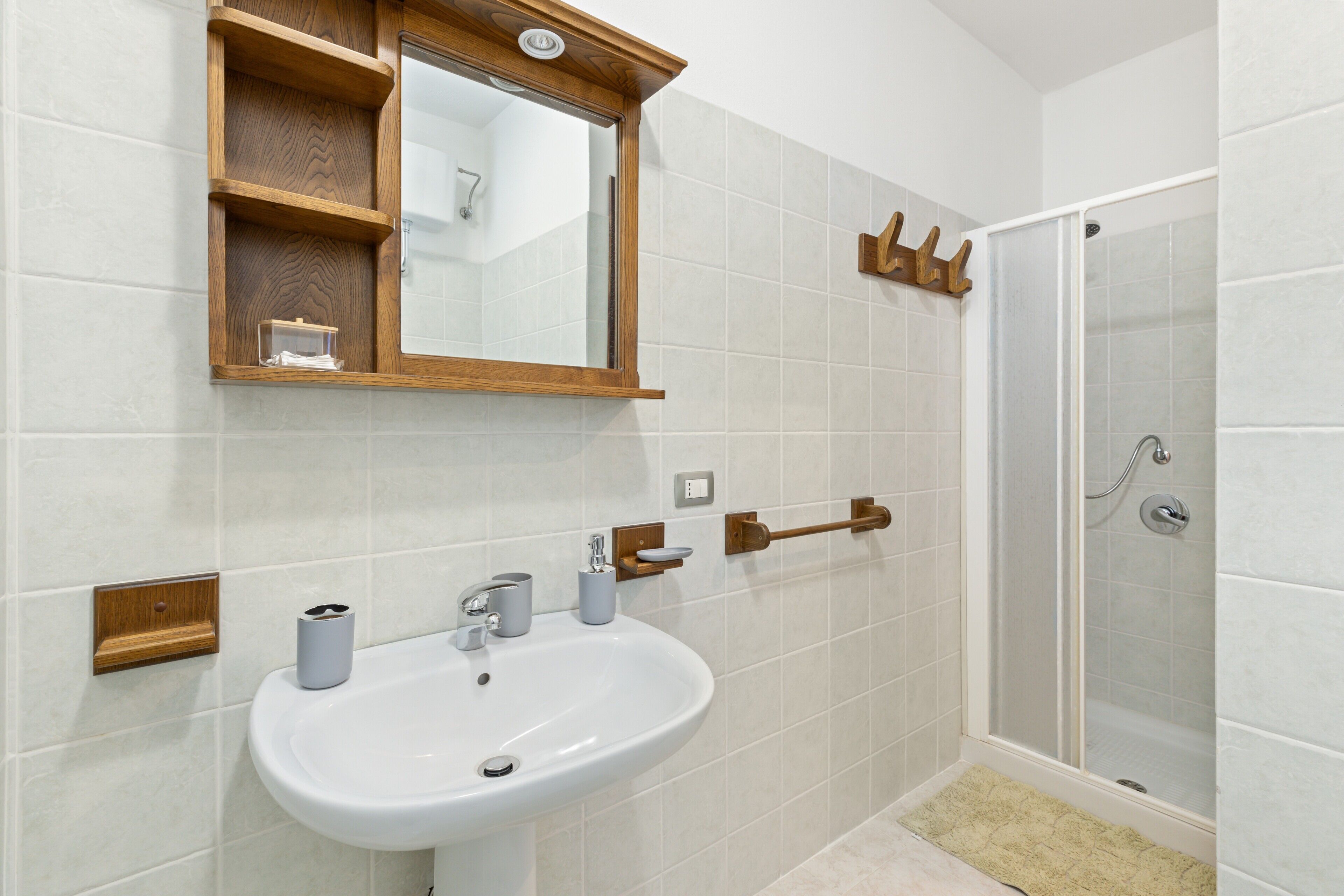 Douche, sèche-cheveux, serviettes fournies