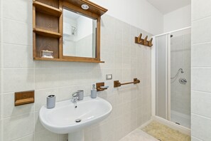 Douche, sèche-cheveux, serviettes fournies