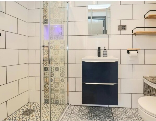 Shower, hair dryer, towels - Luxury Chester City Apartment 2 Near Station (Chester)