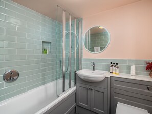 Douche, sèche-cheveux, serviettes fournies
