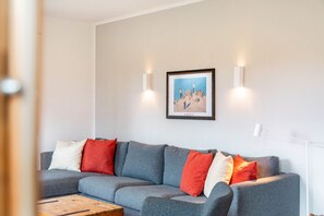 Televisión y chimenea 