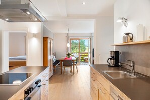 Fridge, oven, stovetop, dishwasher - Apartment '180 Grad' with Mountain View, Private Terrace and Wi-Fi (Mittenwald)