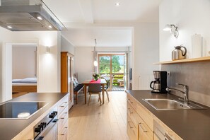 Fridge, oven, stovetop, dishwasher - Apartment '180 Grad' with Mountain View, Private Terrace and Wi-Fi (Mittenwald)