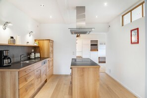 Fridge, oven, stovetop, dishwasher - Apartment '180 Grad' with Mountain View, Private Terrace and Wi-Fi (Mittenwald)