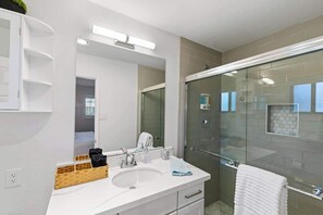 Shower, hair dryer - LUX NEW HOME OldTownScottsdale Heated Pool/Hot tub (Scottsdale)