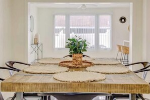 Dining - Cozy Tampa Retreat – Close to Everything (Tampa)