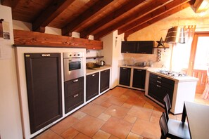 Réfrigérateur, un four, surface de cuisson, lave-vaisselle