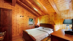 A wooden-paneled room with a bed, a desk, and a window. - Apartment 'Anita - Issime Valle D'aosta' with Balcony (Issime)