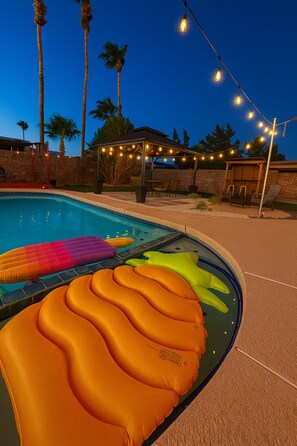 Una piscina al aire libre