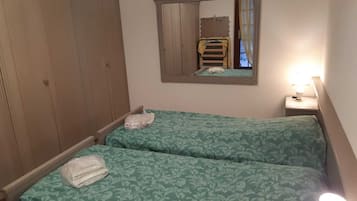 2 habitaciones, escritorio y tabla de planchar con plancha