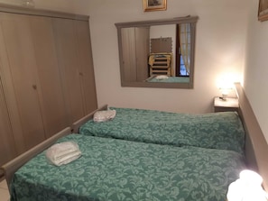 2 habitaciones, escritorio y tabla de planchar con plancha