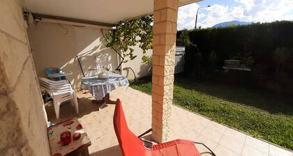 Lovely 3-room ground floor villa. 5 mins from the beach 1 min from public transport.