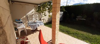 Lovely 3-room ground floor villa. 5 mins from the beach 1 min from public transport.