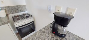 Kühlschrank, Mikrowelle, Ofen, Wasserkocher mit Kaffee-/Teezubehör