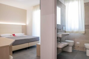 Chambre Quadruple Familiale, balcon | Salle de bain