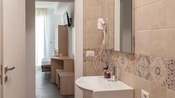 Comfort szoba kétszemélyes ággyal | Fürdőszoba | Zuhanyzó, hajszárító, törölközők és szappan