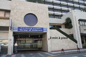 Entrada de estacionamento público com um aviso 'Parking public Gray d'Albion' e um aviso indicando 3 minutos a pé.