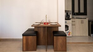 Apartment | Wohnbereich | 65-cm-Smart-TV mit Satellitenempfang