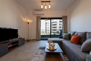 Apartment | Ruang tamu | 65 cm sebuah televisyen pintar dengan satelit 