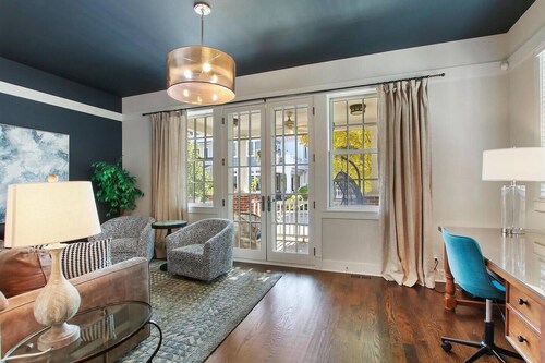 Heart of Downtown Luxury 4 Bed 3.5 Ba Newer Construction with Rooftop Deck