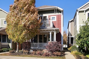 Exterior - Heart of Downtown Luxury 4 Bed 3.5 Ba Newer Construction with Rooftop Deck (Libertyville)