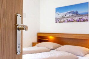 1 bedroom, WiFi, bed sheets - Apartment 'Weitblick' with Mountain View, Shared Pool and Wi-Fi (Kastelruth)