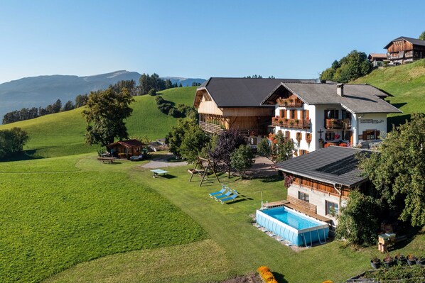 Exterior - Apartment 'Weitblick' with Mountain View, Shared Pool and Wi-Fi (Kastelruth)