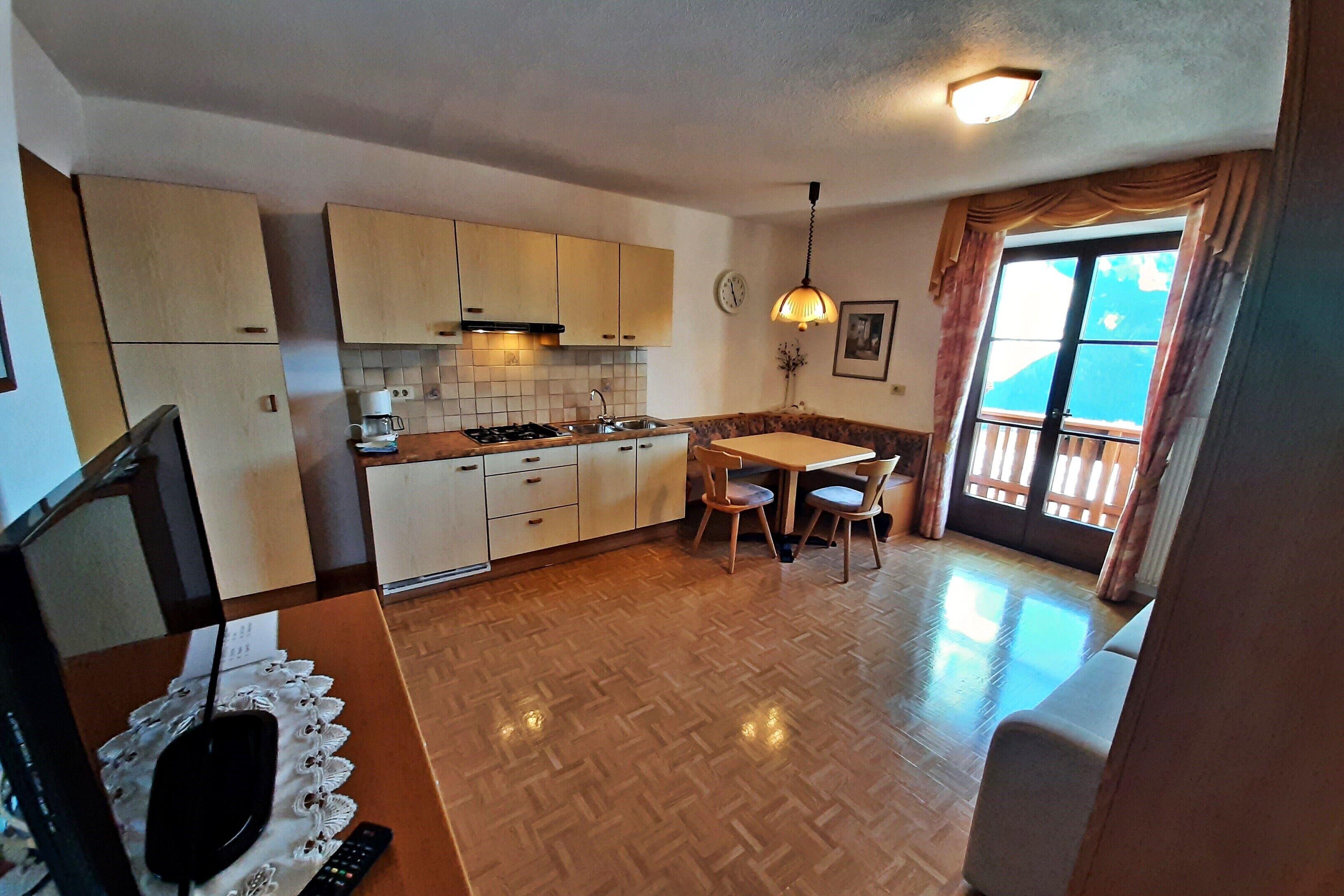 Fridge, stovetop, coffee/tea maker, high chair