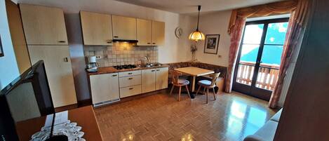 Fridge, stovetop, coffee/tea maker, highchair